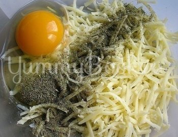 Запеканка из тертого картофеля с сыром и чесноком - шаг 2