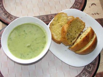Суп-пюре из зеленого горошка и ароматный хлеб с травами