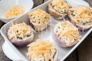 Запечённые баклажаны с творогом и сыром - шаг 4