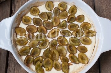 Творожная запеканка со сливами - шаг 8