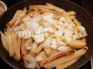 Вешенки с жареной картошкой - шаг 10