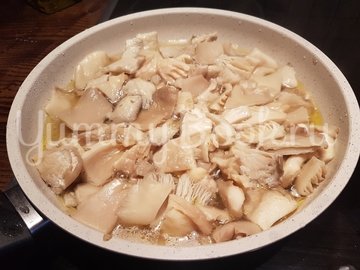 Вешенки с жареной картошкой - шаг 8