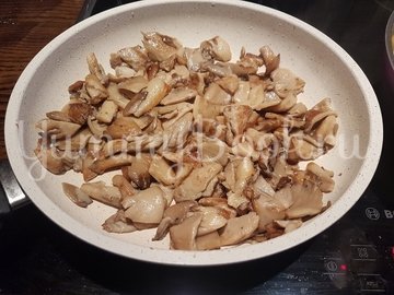 Вешенки с жареной картошкой - шаг 9