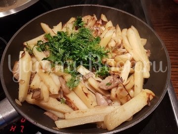 Вешенки с жареной картошкой - шаг 12