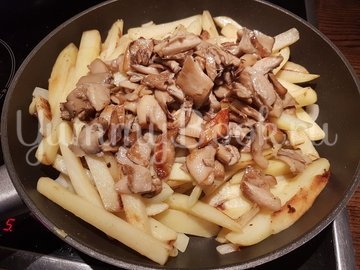 Вешенки с жареной картошкой - шаг 11