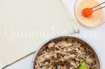 Слойки с квашеной капустой и грибами - шаг 5