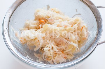 Слойки с квашеной капустой и грибами - шаг 1