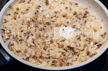 Слойки с квашеной капустой и грибами - шаг 4