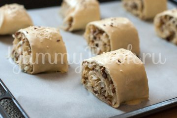 Слойки с квашеной капустой и грибами - шаг 9