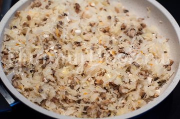 Слойки с квашеной капустой и грибами - шаг 3