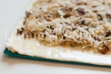 Слойки с квашеной капустой и грибами - шаг 7