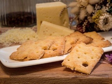 Хрустящие сырные крекеры с кунжутом