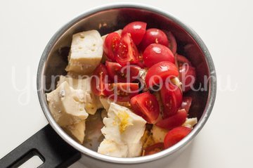 Паста с соусом из сыра Бри с томатами - шаг 1