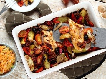 Запеченная курица с овощами и салатом