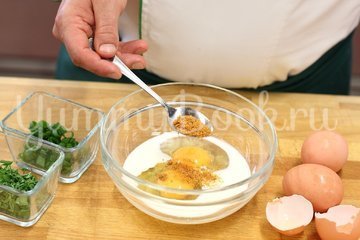 Омлет с ветчиной и зеленью - шаг 1