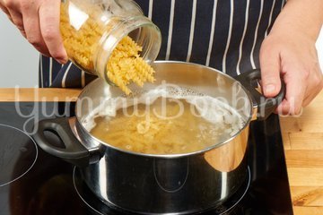 Томатный суп с макаронами (Zupa pomidorowa) - шаг 1