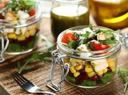 Легкий салат с курицей и свежими овощами