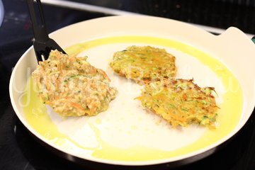 Оладьи из ячневой крупы с йогуртовым соусом - шаг 4