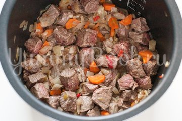 Гуляш (Zupa gulaszowa) в мультиварке - шаг 1