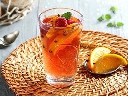 Согревающий чай с малиной и апельсинами