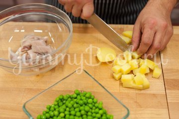 Салат с сельдью и картофелем - шаг 1