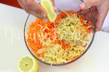 Свежий салат с морковью и яблоками - шаг 2