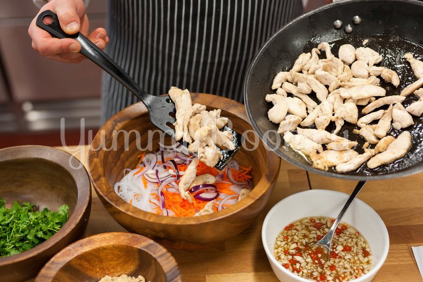 Салат с курицей и рисовой лапшой по-тайски - шаг 5