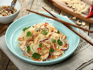Салат с курицей и рисовой лапшой по-тайски