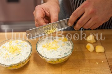 Слоёный салат с тунцом и пекинской капустой - шаг 5