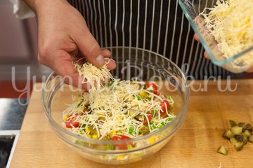 Слоёный салат с тунцом и пекинской капустой - шаг 4