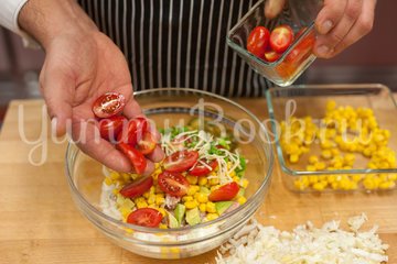Слоёный салат с тунцом и пекинской капустой - шаг 3