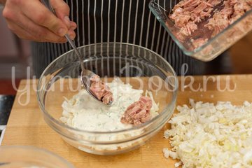 Слоёный салат с тунцом и пекинской капустой - шаг 2
