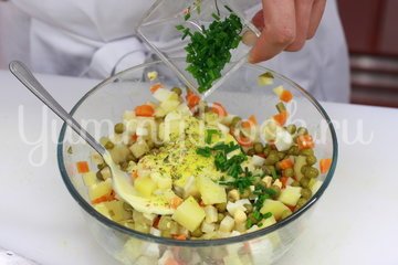 Салат овощной с майонезом - шаг 4