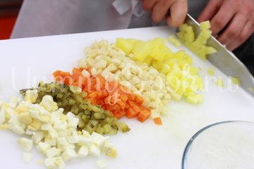 Салат овощной с майонезом - шаг 3