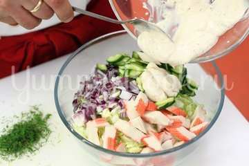 Салат с крабовыми палочками и пекинской капустой - шаг 5