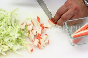 Салат с крабовыми палочками и пекинской капустой - шаг 1