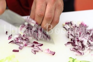 Салат с крабовыми палочками и пекинской капустой - шаг 3