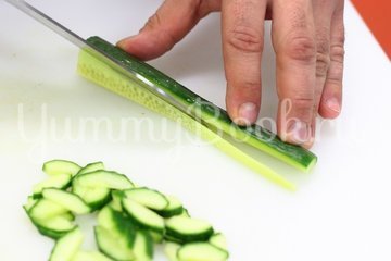 Салат с крабовыми палочками и пекинской капустой - шаг 2