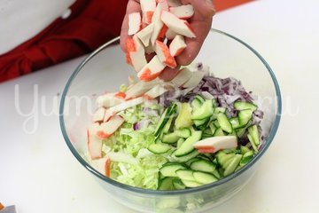 Салат с крабовыми палочками и пекинской капустой - шаг 4