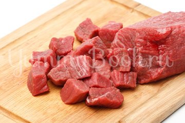 Гуляш с зеленой фасолью и овощами - шаг 1