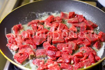 Гуляш с зеленой фасолью и овощами - шаг 2