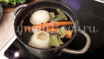 Бульон с "яичной паутинкой", томатами и зелёным луком - шаг 6