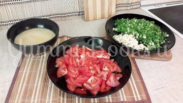 Бульон с "яичной паутинкой", томатами и зелёным луком - шаг 3