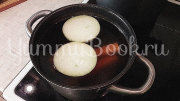 Бульон с "яичной паутинкой", томатами и зелёным луком - шаг 2
