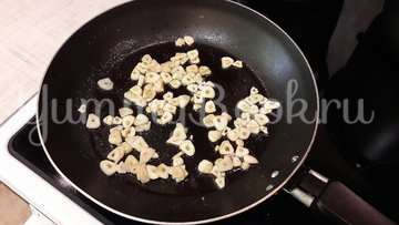 Бульон с "яичной паутинкой", томатами и зелёным луком - шаг 4