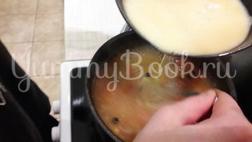 Бульон с "яичной паутинкой", томатами и зелёным луком - шаг 8
