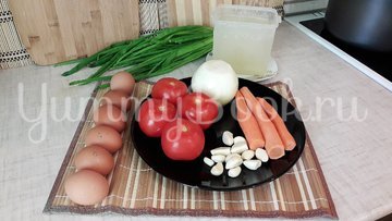 Бульон с "яичной паутинкой", томатами и зелёным луком - шаг 1