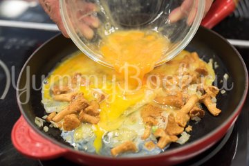 Яичница с лисичками на хлебе - шаг 3