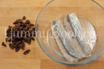 Сельдь с изюмом, орехами и гранатом - шаг 1