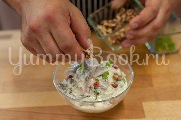 Сельдь с изюмом, орехами и гранатом - шаг 5